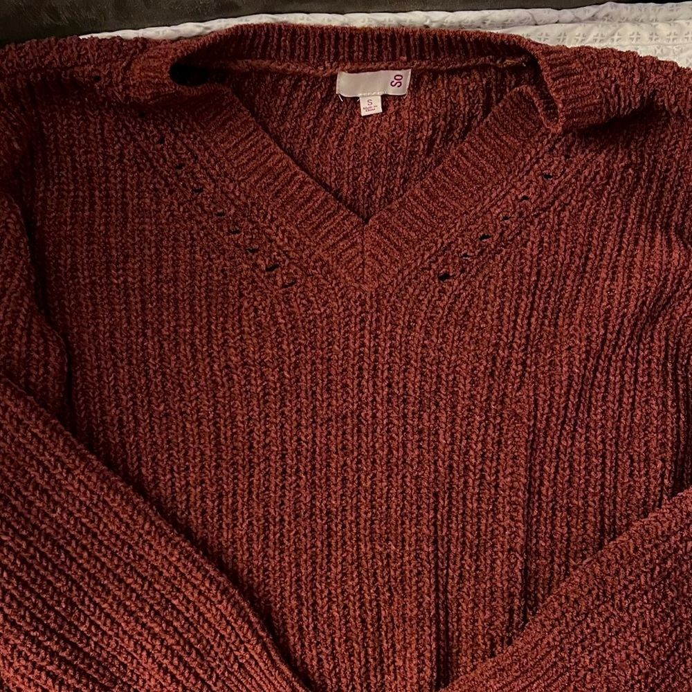 Sweater size Small super cute !!